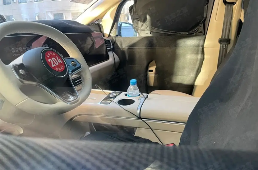 详细阅读:智界V9内饰谍照首曝!前排配三连屏,二排座椅豪横 智界V9内饰谍照首曝!前排配三连屏,二排座椅豪横